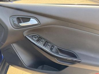 Ford Focus TITANIUM 5-Door