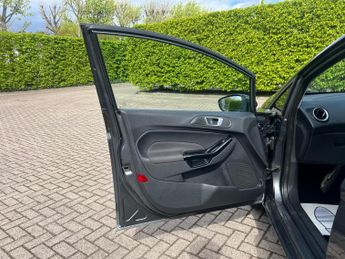 Ford Fiesta ZETEC 5-Door