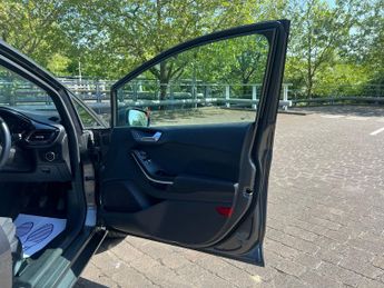 Ford Fiesta TITANIUM 5-Door