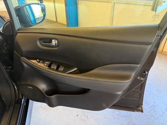 Nissan LEAF 40kWh Tekna Hatchback 5dr Electric Auto (150 ps)