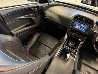 Jaguar XE 2.0d R-Sport Saloon 4dr Diesel Auto AWD Euro 6 (s/s) (180 ps)