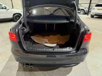 Jaguar XF 2.0d Portfolio Saloon 4dr Diesel Auto Euro 6 (s/s) (180 ps)