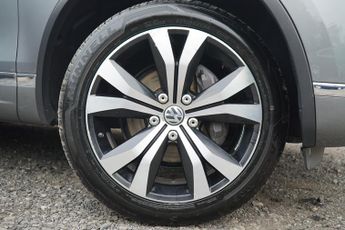 Volkswagen Touareg 3.0 TDI V6 BlueMotion Tech R-Line SUV 5dr Diesel Tiptronic 4WD E