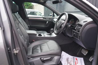 Volkswagen Touareg 3.0 TDI V6 BlueMotion Tech R-Line SUV 5dr Diesel Tiptronic 4WD E
