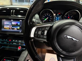 Jaguar F-Pace 2.0 D180 R-Sport SUV 5dr Diesel Auto AWD Euro 6 (s/s) (180 ps)