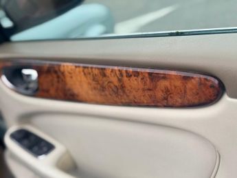 Jaguar XJ 3.0 SE Saloon 4dr Petrol Automatic (249 g/km, 240 bhp)