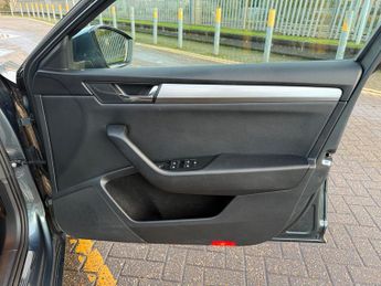 Skoda Superb 2.0 TDI SE L Executive Estate 5dr Diesel DSG Euro 6 (s/s) (150 p