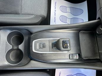 Nissan Qashqai 1.3 DIG-T MHEV N-Connecta SUV 5dr Petrol Hybrid XTRON Euro 6 (s/