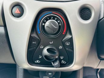 Toyota Aygo 1.0 VVT-i x-play Hatchback 5dr Petrol x-shift Euro 5 Euro 5 (68 