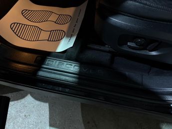 Land Rover Discovery Sport 2.0 TD4 HSE Black SUV 5dr Diesel Auto 4WD Euro 6 (s/s) (180 ps)