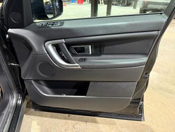 Land Rover Discovery Sport 2.0 TD4 HSE Black SUV 5dr Diesel Auto 4WD Euro 6 (s/s) (180 ps)