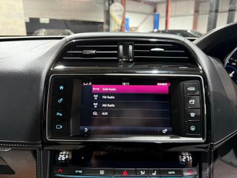 Jaguar F-Pace 2.0 D180 R-Sport SUV 5dr Diesel Auto AWD Euro 6 (s/s) (180 ps)