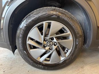 Nissan Qashqai 1.3 DIG-T MHEV Acenta Premium SUV 5dr Petrol Hybrid XTRON Euro 6