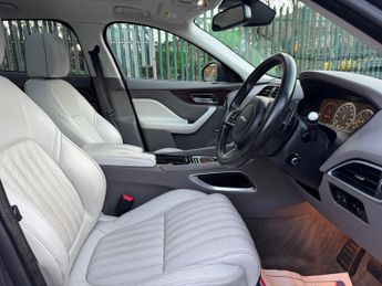 Jaguar F-Pace 3.0 D300 V6 Portfolio SUV 5dr Diesel Auto AWD Euro 6 (s/s) (300 