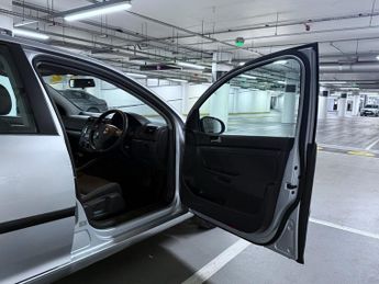 Volkswagen Golf 1.6 FSI S Hatchback 5dr Petrol Automatic (180 g/km, 113 bhp)