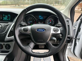 Ford Focus 1.6 Zetec Hatchback 5dr Petrol Powershift Euro 5 (125 ps)