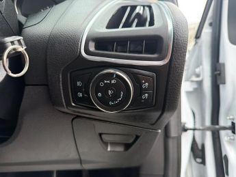 Ford Focus 1.6 Zetec Hatchback 5dr Petrol Powershift Euro 5 (125 ps)