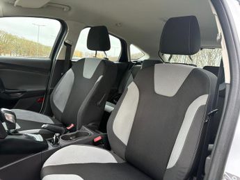 Ford Focus 1.6 Zetec Hatchback 5dr Petrol Powershift Euro 5 (125 ps)