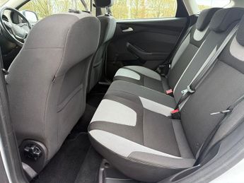 Ford Focus 1.6 Zetec Hatchback 5dr Petrol Powershift Euro 5 (125 ps)