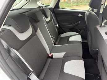 Ford Focus 1.6 Zetec Hatchback 5dr Petrol Powershift Euro 5 (125 ps)