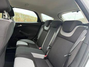 Ford Focus 1.6 Zetec Hatchback 5dr Petrol Powershift Euro 5 (125 ps)