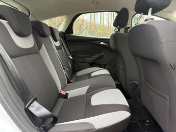 Ford Focus 1.6 Zetec Hatchback 5dr Petrol Powershift Euro 5 (125 ps)
