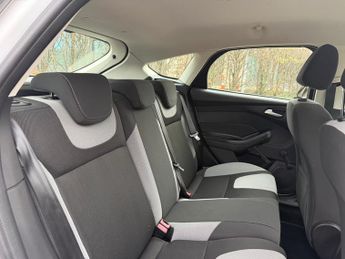 Ford Focus 1.6 Zetec Hatchback 5dr Petrol Powershift Euro 5 (125 ps)