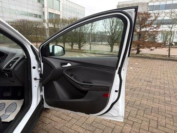 Ford Focus 1.6 Zetec Hatchback 5dr Petrol Powershift Euro 5 (125 ps)