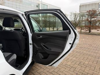 Ford Focus 1.6 Zetec Hatchback 5dr Petrol Powershift Euro 5 (125 ps)