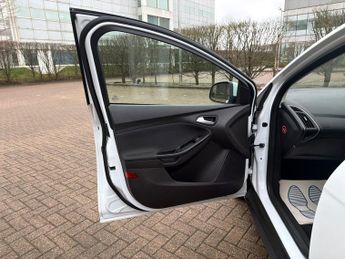 Ford Focus 1.6 Zetec Hatchback 5dr Petrol Powershift Euro 5 (125 ps)