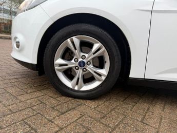 Ford Focus 1.6 Zetec Hatchback 5dr Petrol Powershift Euro 5 (125 ps)