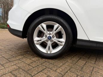 Ford Focus 1.6 Zetec Hatchback 5dr Petrol Powershift Euro 5 (125 ps)