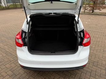 Ford Focus 1.6 Zetec Hatchback 5dr Petrol Powershift Euro 5 (125 ps)