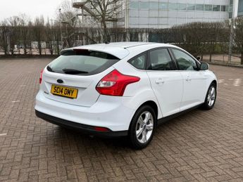 Ford Focus 1.6 Zetec Hatchback 5dr Petrol Powershift Euro 5 (125 ps)