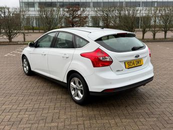 Ford Focus 1.6 Zetec Hatchback 5dr Petrol Powershift Euro 5 (125 ps)