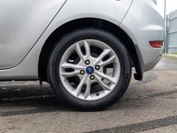 Ford Fiesta 1.6 Zetec Hatchback 5dr Petrol Powershift Euro 5 (105 ps)