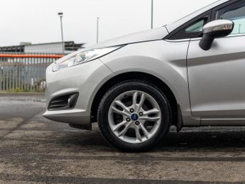Ford Fiesta 1.6 Zetec Hatchback 5dr Petrol Powershift Euro 5 (105 ps)