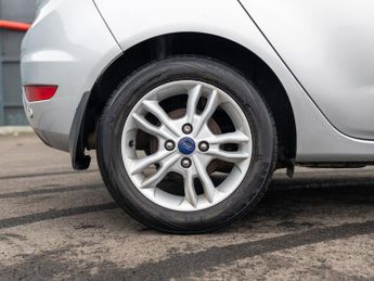 Ford Fiesta 1.6 Zetec Hatchback 5dr Petrol Powershift Euro 5 (105 ps)