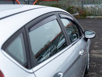 Ford Fiesta 1.6 Zetec Hatchback 5dr Petrol Powershift Euro 5 (105 ps)