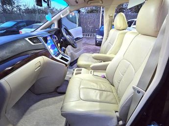 Toyota Vellfire 8 Seater- 2.4L PETROL-ULEZ/CAZ PASS-FREE 36MONTHS GOLD WARRANTY 