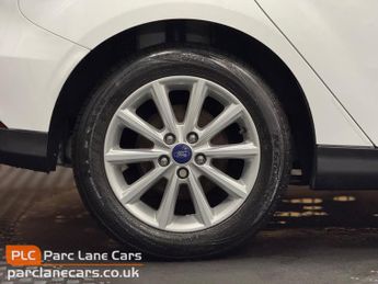 Ford Focus 1.6 Titanium Hatchback 5dr Petrol AUTOMATIC - ONLY 36000 MILES -