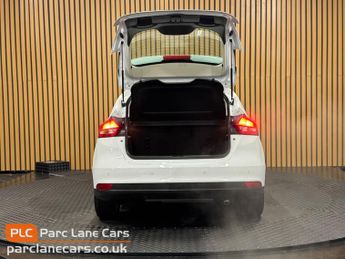 Ford Focus 1.6 Titanium Hatchback 5dr Petrol AUTOMATIC - ONLY 36000 MILES -