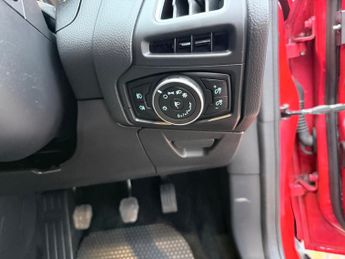 Ford Focus 2.0 TDCi Titanium Hatchback 5dr Diesel Manual Euro 6 (s/s) (150 