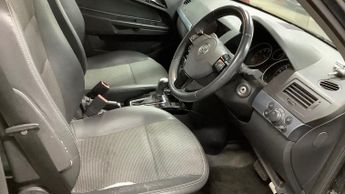 Vauxhall Astra 1.8i 16v Design Hatchback 5dr Petrol Automatic (187 g/km, 138 bh