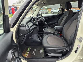 Mini Hatch 1.5 Cooper Classic Hatchback 5dr Petrol Steptronic Euro 6 (s/s) 