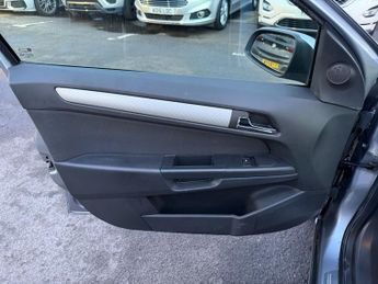 Vauxhall Astra 1.8i 16v SRi Hatchback 5dr Petrol Manual (175 g/km, 138 bhp)