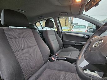 Vauxhall Astra 1.8i 16v SRi Hatchback 5dr Petrol Manual (175 g/km, 138 bhp)