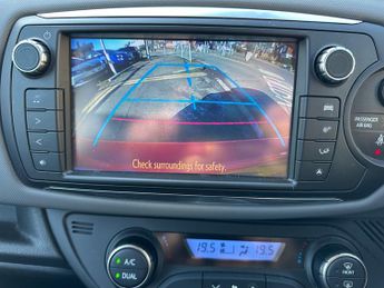 Toyota Yaris 1.5 VVT-h Design Petrol Hybrid E-CVT Euro 6 5dr 1 Owner Only 140