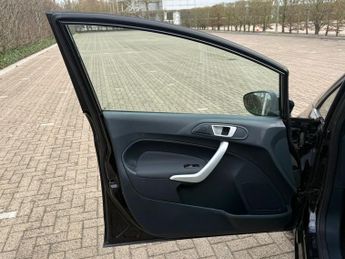 Ford Fiesta 1.4 Zetec Hatchback 5dr Petrol Automatic (154 g/km, 94 bhp)