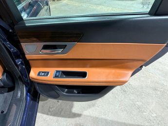 Jaguar XF 2.0d Portfolio Saloon 4dr Diesel Auto Euro 6 (s/s) (163 ps)